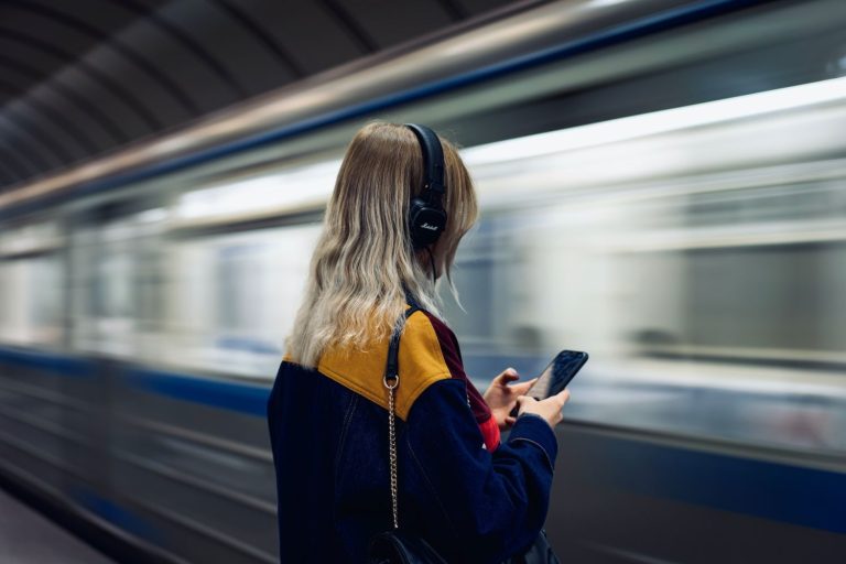 Mejores aplicaciones para aprovechar el tiempo al viajar en metro, tren o autobús