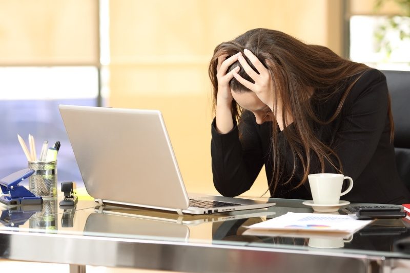 mujeres estresadas en el trabajo