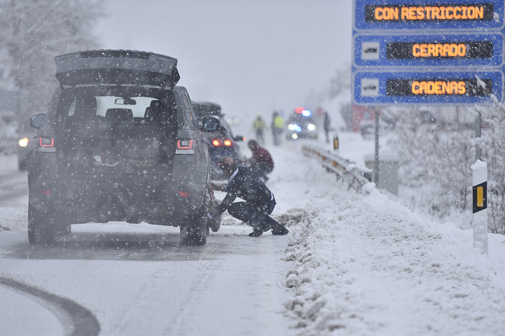 Personas Ponen Cadenas Coches Nieve