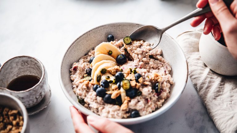 Por qué deberías tomar avena a diario