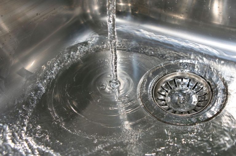 Por qué no echar agua hirviendo por el fregadero