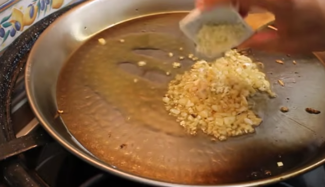 El truco para hacer un arroz negro de rechupete