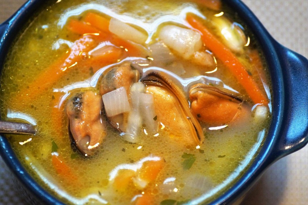 Sopa de pescado y mejillones la cena súper fácil que te protegerá del frío