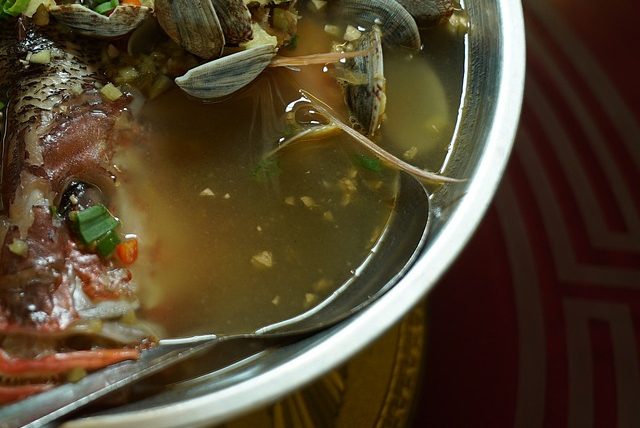 Sopa de pescado y mejillones la cena súper fácil que te protegerá del frío
