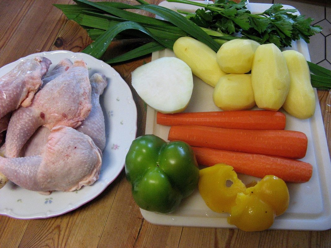 Sopa de pollo con champiñones: la receta facilísima que te salvará del frío