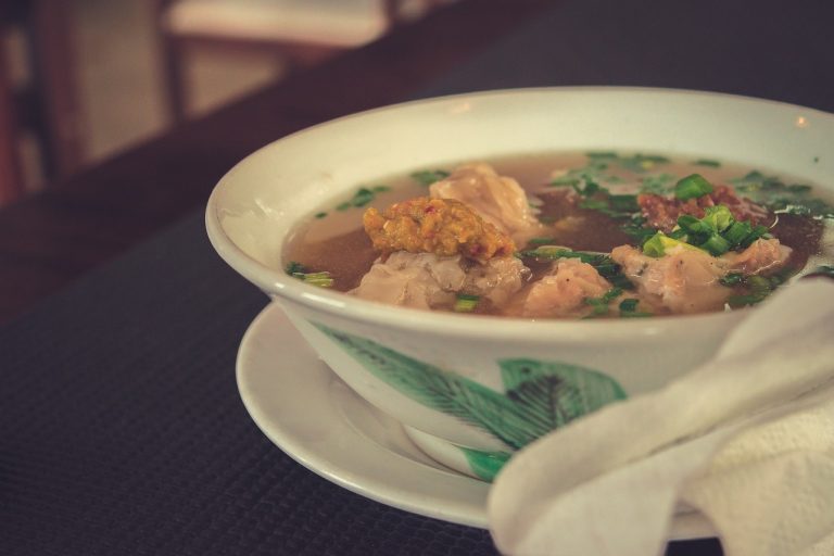 Sopa de pollo con champiñones: la receta facilísima que te salvará del frío