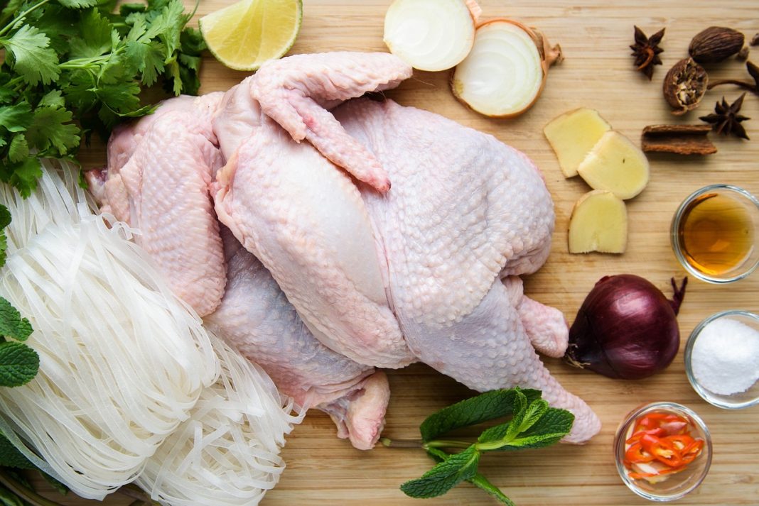 Sopa de pollo con champiñones: la receta facilísima que te salvará del frío