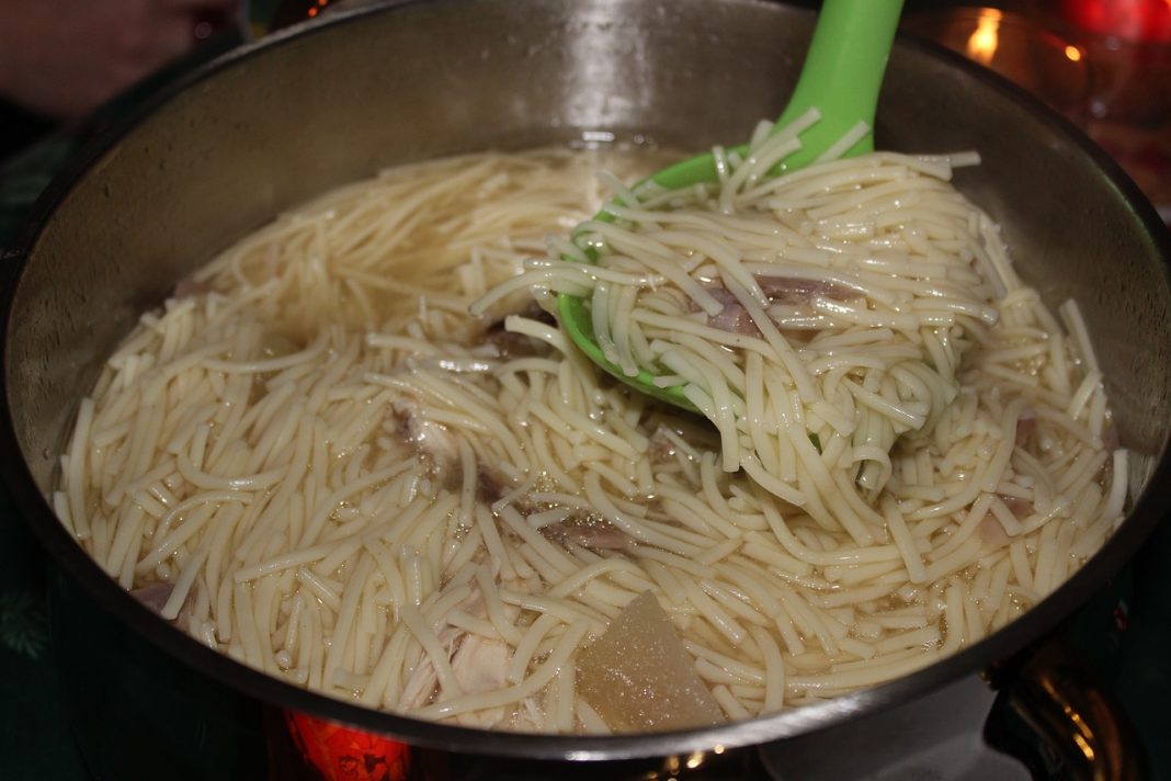 Sopa de pollo con champiñones: la receta facilísima que te salvará del frío