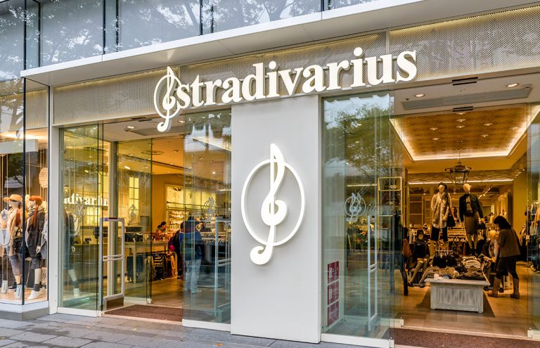 Stradivarius: los vestidos con un 50% de descuento para ir radiante