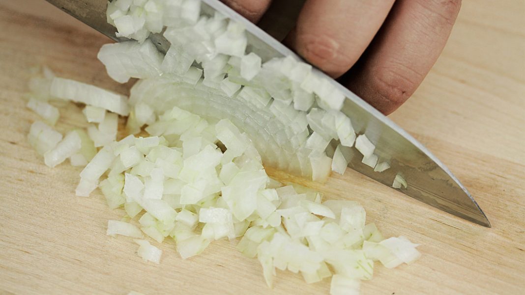 ¿Cómo cortar cebolla sin llorar en el intento?