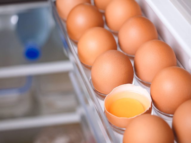 Por qué no deberías guardar los huevos en la puerta del frigorífico