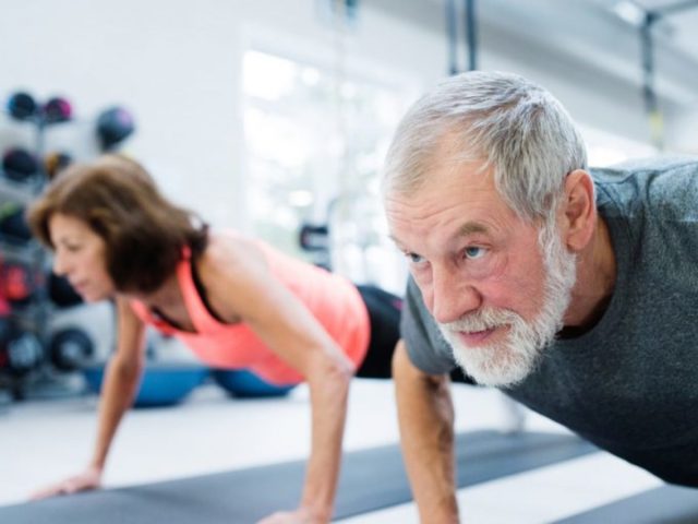 Este es el ejercicio que deberían hacer los mayores de 50