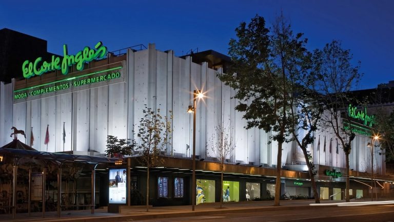 Bufandas y gorros ‘a todo color’ rebajados en El Corte Inglés para escapar de los tonos neutros de siempre