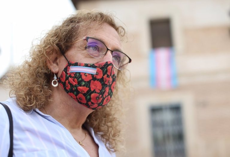 La candidata, candidato, candidate de Podemos, Raffaella Corrales, no sabe memorizar un discurso de 40 segundos
