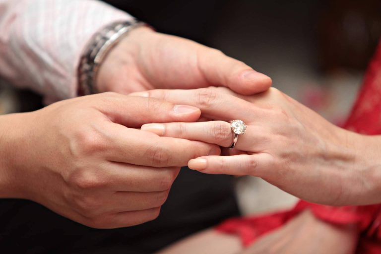 ¿Cómo sorprender a las futuras prometidas con un anillo de compromiso único y personalizado? Staring