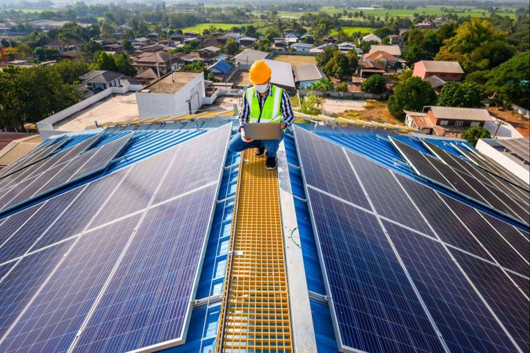 Los servicios de la firma Elica Ingenieros para la instalación de puntos de recarga de vehículos y placas solares