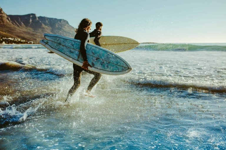 El acompañamiento en un deporte como el surf para mejorar el aprendizaje, con Poseidon Surf Academy