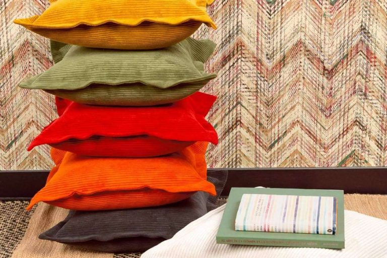 Reinterpretar el tejido de pana, la colección Darven de Rioma