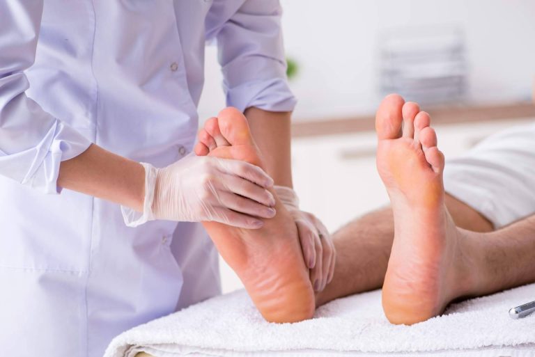 La importancia de acudir al podólogo, soluciones y tratamientos para los hongos en los pies por Clínica de Podología Integral Pododerm