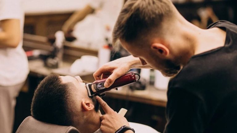 Las peluquerías piden auxilio al Gobierno con la reducción del IVA al 10%