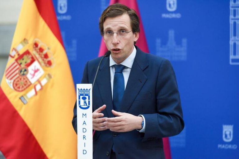 Almeida reconoce que con un salario de 1.080 euros «es complicado llegar a todo» en Madrid