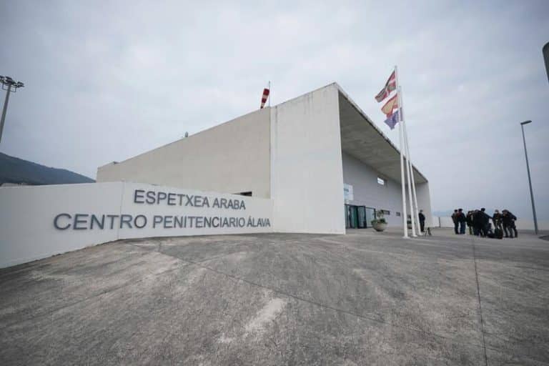 Ingresa en prisión el detenido por apuñalar a cuatro personas en Vitoria