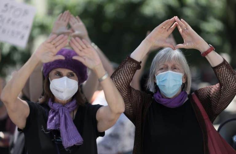 Feministas exigen saber si un condenado por asesinato y violación que dice ser transexual ingresó en una cárcel femenina