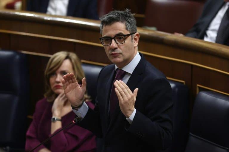 Bolaños cree que Feijóo «titubea» con el aborto y le acusa de cambiar de opinión «como una veleta»