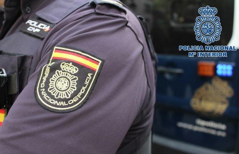 Un hombre salta desde un segundo para huir de su pareja, que está grave tras saltar detrás de él