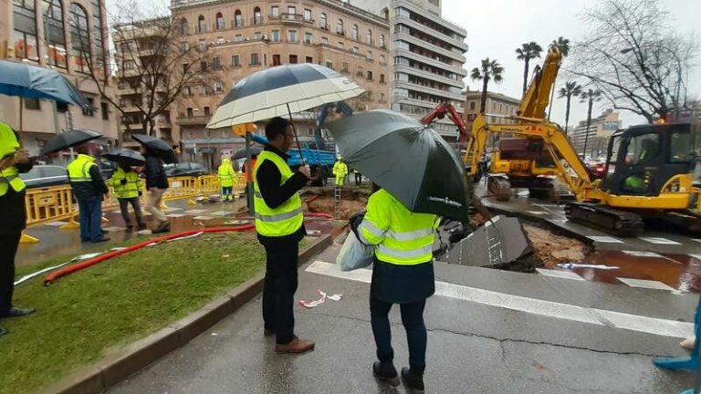 Las fuertes lluvias provocan un socavón de ocho metros en las Avenidas de Palma (Mallorca)