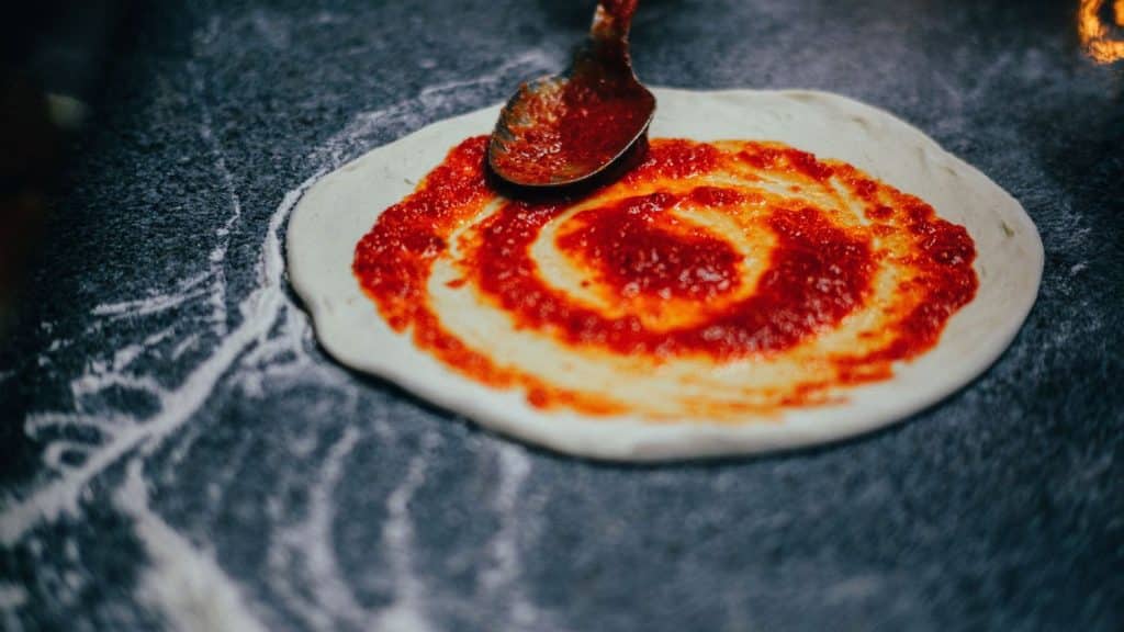Amasa Nuevamente Y Toma Una Porción Para Preparar La Base De La Pizza