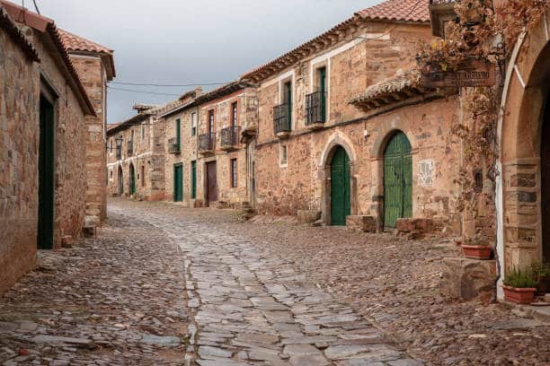 Pueblos De Castilla Y León: Castrillo De Los Polvazares (León)