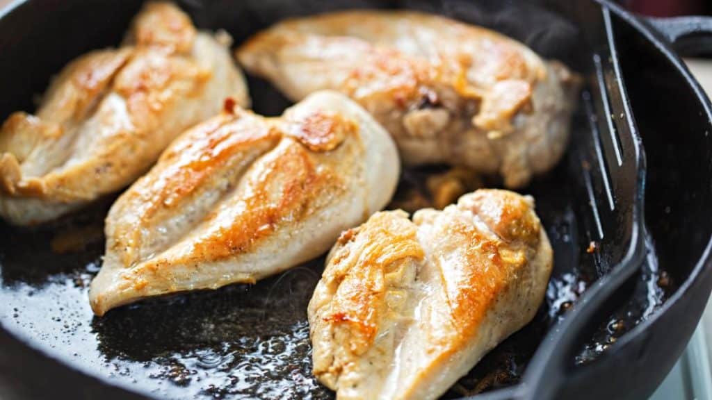 Coloca Las Pechugas De Pollo A Freír