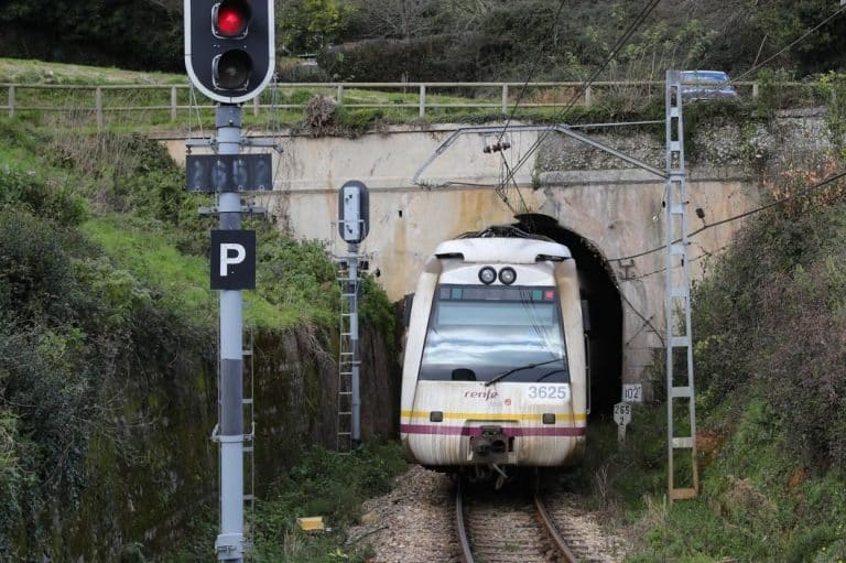 El descontrol de Adif y Renfe: trenes que no caben en los túneles