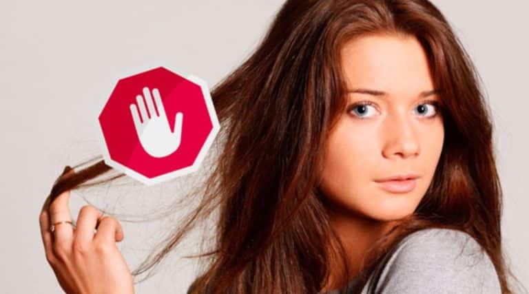 El posible grave problema detrás de tocarse mucho el pelo