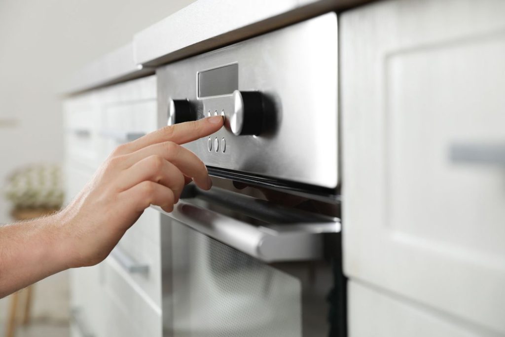 Enciende El Horno Y Prepara La Salsa