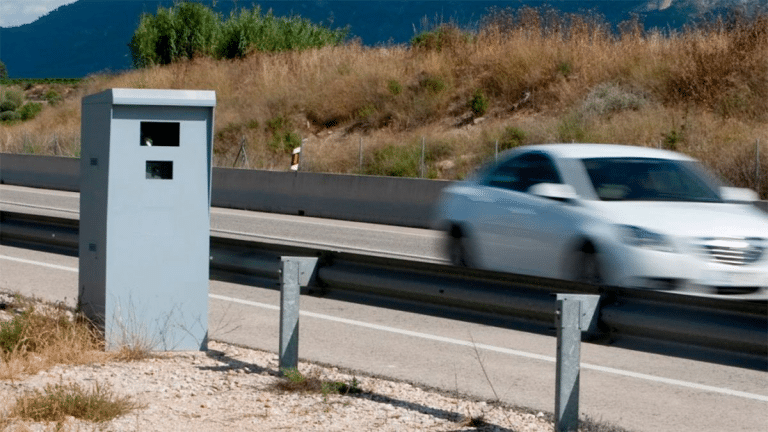 Esta es la multa que te puede poner la DGT por frenar delante de un radar