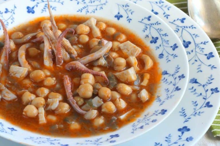 Garbanzos con calamares: una receta diferente para entrar en calor y muy sencilla