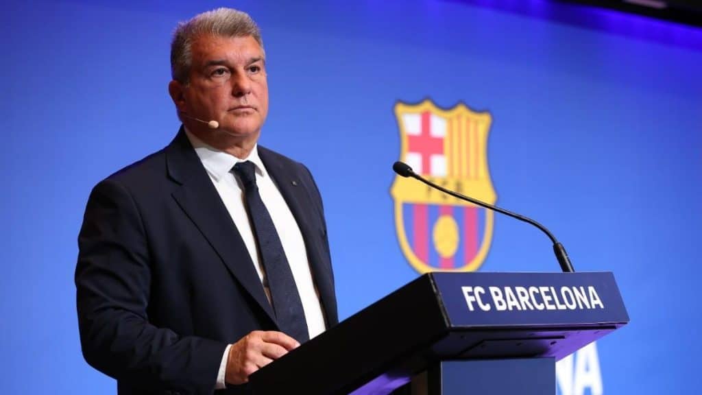 Joan Laporta Saca La Bandera De La Paz 