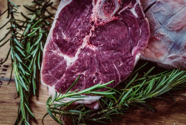 La OCU avisa: estos son los riesgos reales de la carne madurada