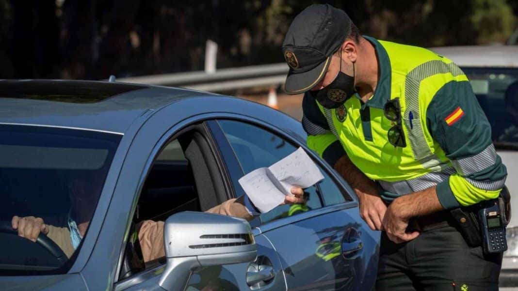 La documentación que debemos llevar de manera obligatoria en el coche, según la DGT