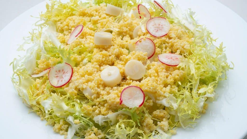 Los Ingredientes De La Ensalada De Mijo, Escarola Y Palmito