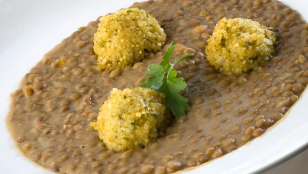 Los Ingredientes De Las Lentejas Con Croquetas De Mijo
