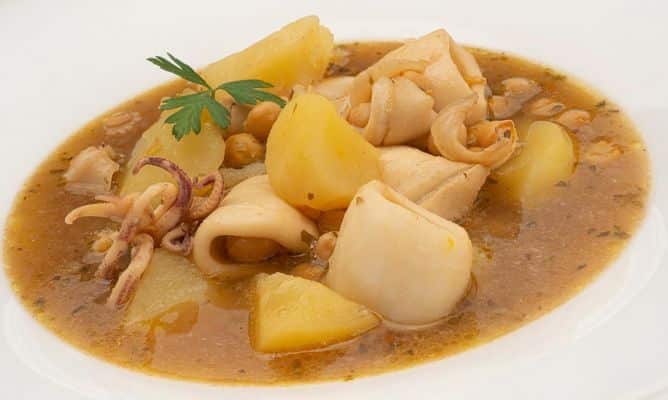 Los Ingredientes Para La Preparación De Los Garbanzos Con Calamares Del Chef Karlos Arguiñano