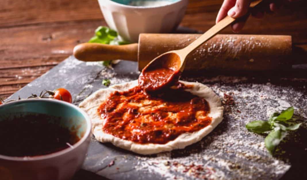 Muele la salsa en la licuadora o procesador de alimentos