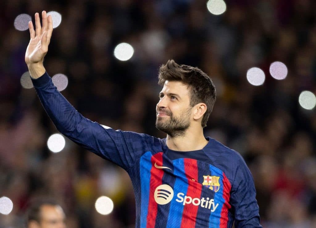 Piqué Le Pone Atención A Las Cartas
