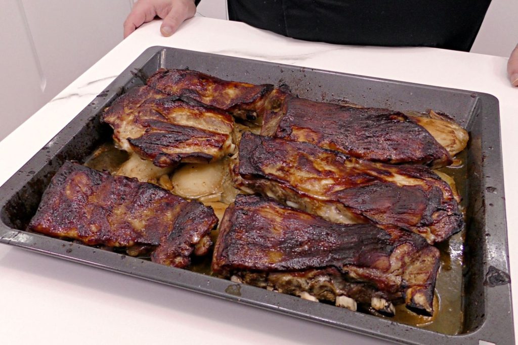 Saca La Bandeja Y Dales La Vuelta A Las Costillas