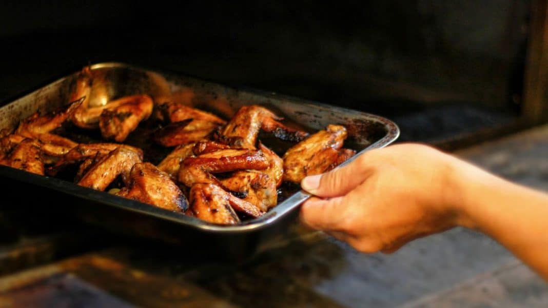 Saca las alitas de pollo y regresa a hornear