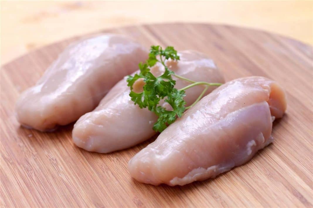 Toma las pechugas con la salsa y colócalas en el papel