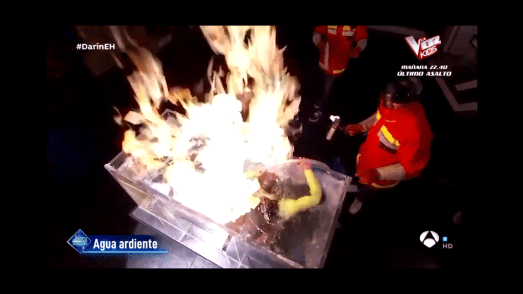 Tremendo susto en El Hormiguero un experimento salio mal y Pablo Motos salva del fuego a un colaborador Television COPE Google Chrome 21 02 2023 10 11 09 1